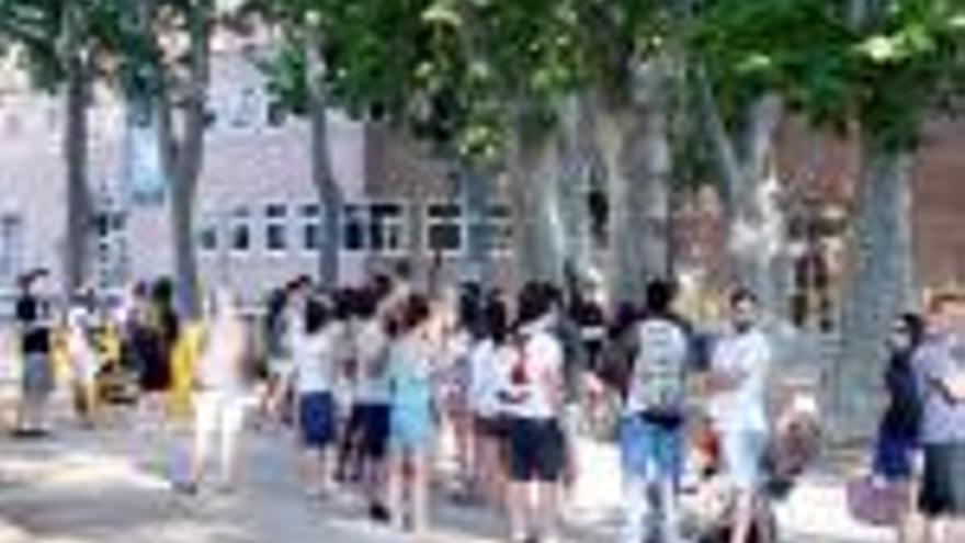 Ciutadans fent cua per a les proves per convertir-se en extra, davant de la Fira de Girona.