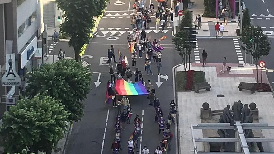 La bandera arcoíris ondea orgullosa en Vigo