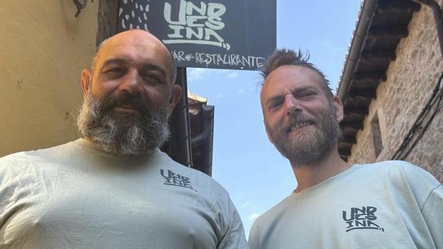 Integrantes de la cooperativa La Unduesina Agro y Forestal, delante del letrero de su restaurante, en Undués de Lerda | Servicio especial