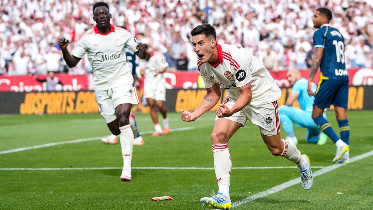 Castrín celebra su gol en el Sevilla-Espanyol de Liga en el Ramón Sánchez-Pizjuán.