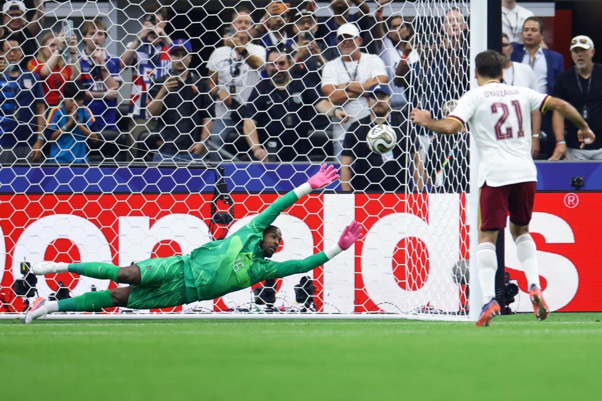 Oyarzabal transforma el penalti que puso por delante a España frente a Francia