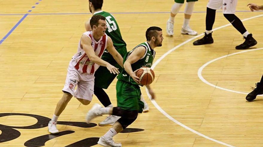 Un jugador leonés supera a un rival.