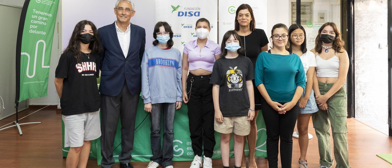El presidente de la Asociación Contra el Cáncer en Las Palmas, Fernando Fraile, y la directora de la Fundación DISA, Sra Mateos, junto a siete de los niños que van al Valle.