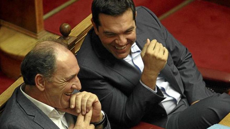 Alexis Tsipras i George Stathakis durant la sessió parlamentària de divendres