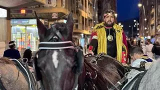 López Miras se mete en la piel de Teodosio al frente de una cuadriga en la Semana Santa en un municipio de Murcia