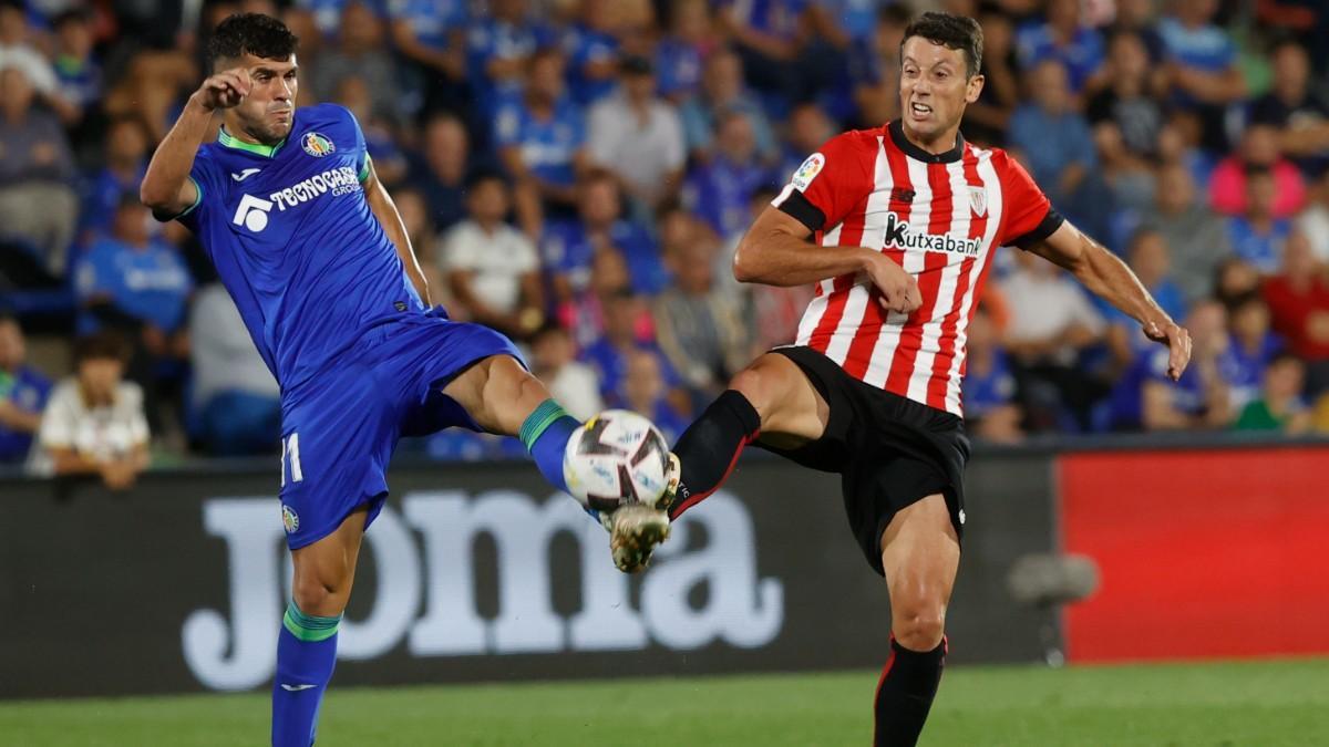 El centrocampista del Getafe Carles Aleña pelea un balón con Mikel Vesga, del Athletic