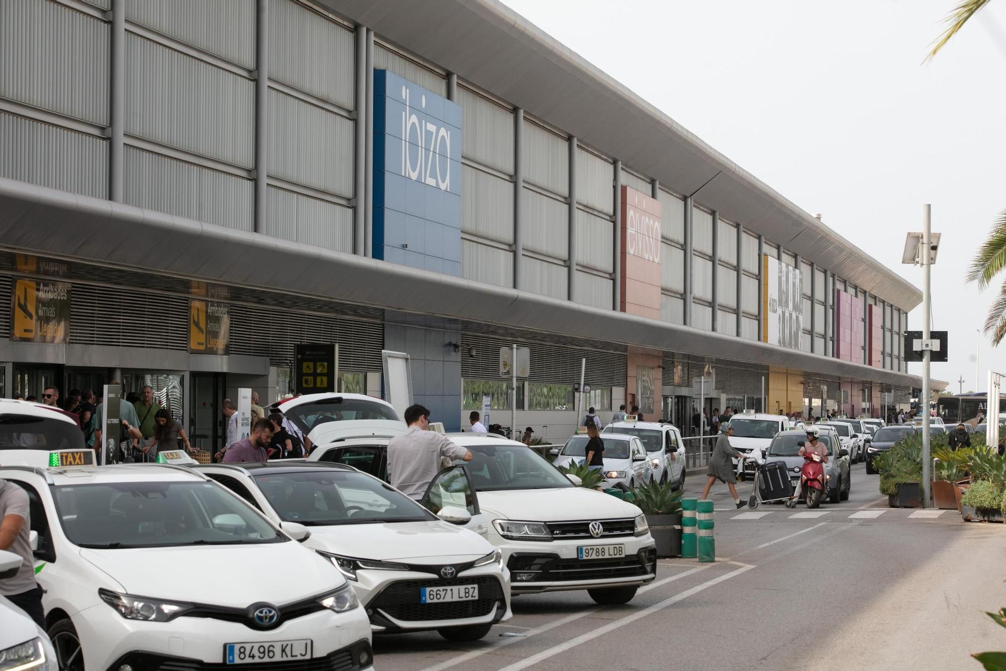 Domingo de resaca en el aeropuerto de Ibiza tras el caos aéreo