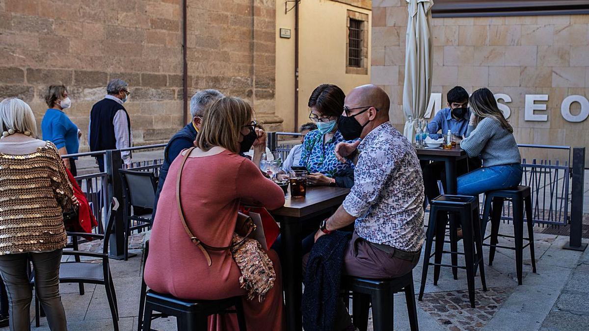 Personas en una terraza de la capital tomando una consumición. | Nico Rodríguez