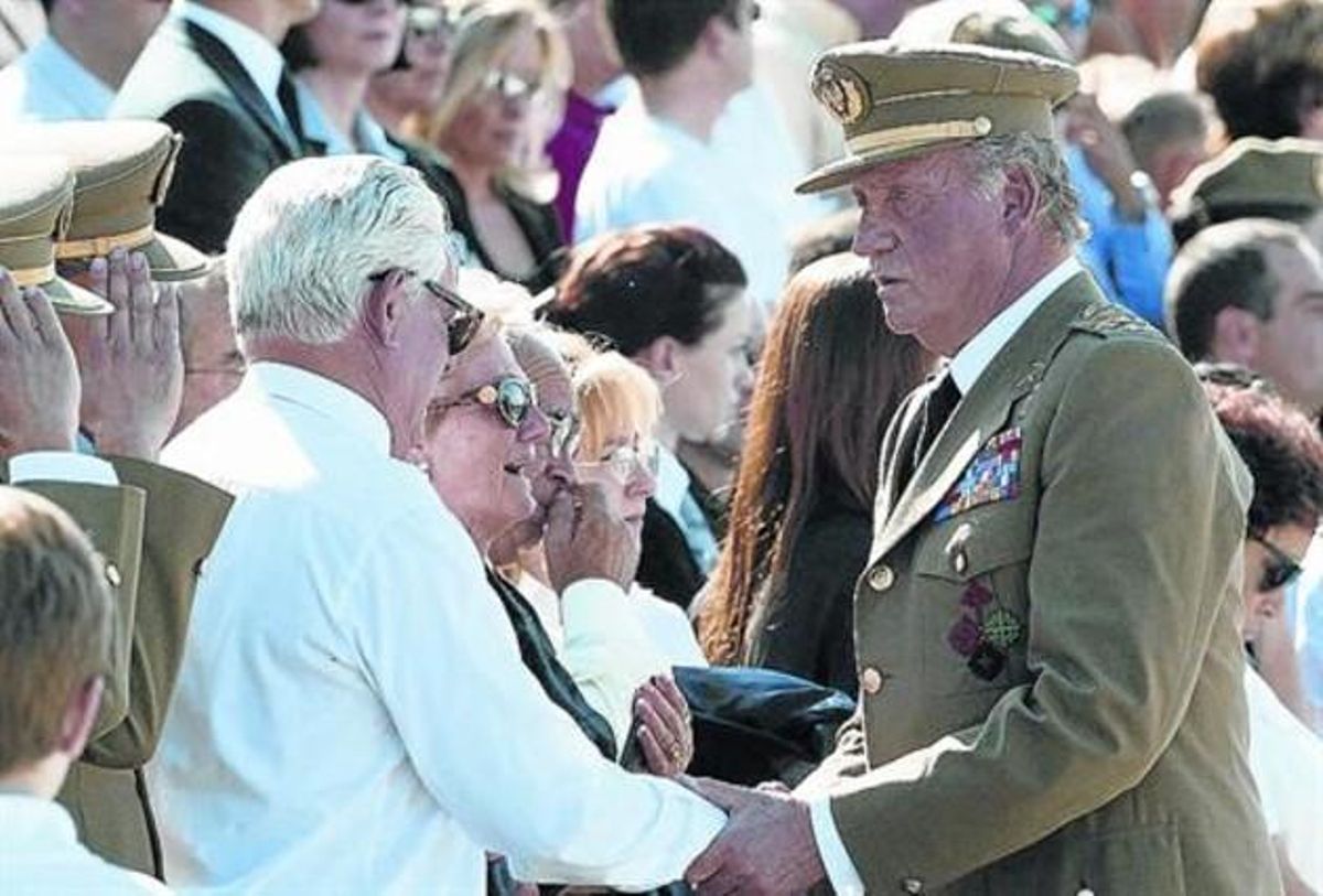 El Monarca consola els familiars d’un dels militars morts en l’accident aeri del Iak-42. El Monarca consola els familiars d’un dels militars morts en l’accident aeri del Iak-42.