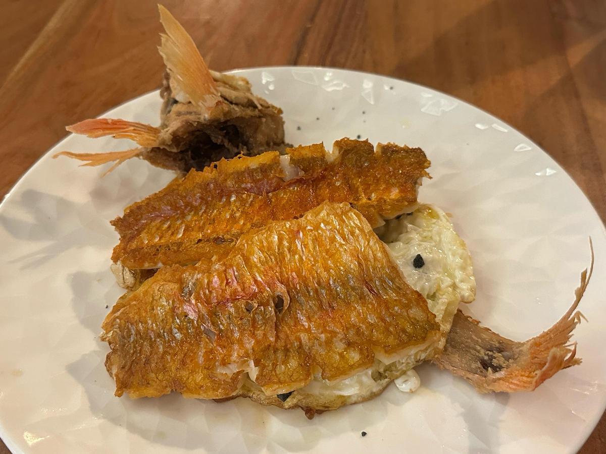 Salmonete con huevo frito.