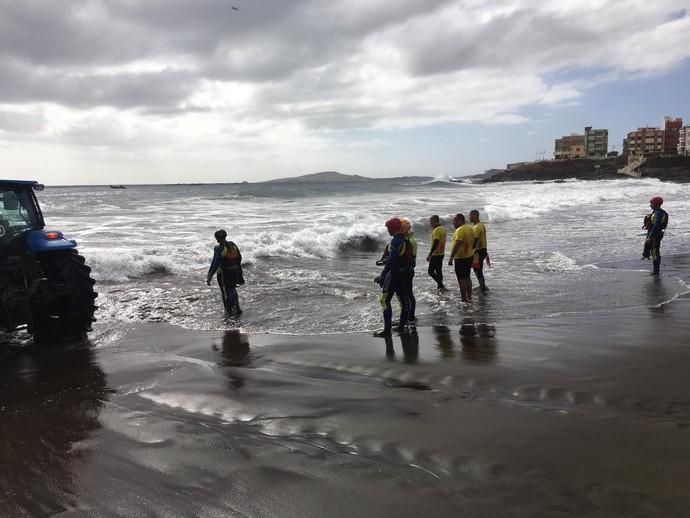 Un cachalote aparece muerto en la playa de Melenara