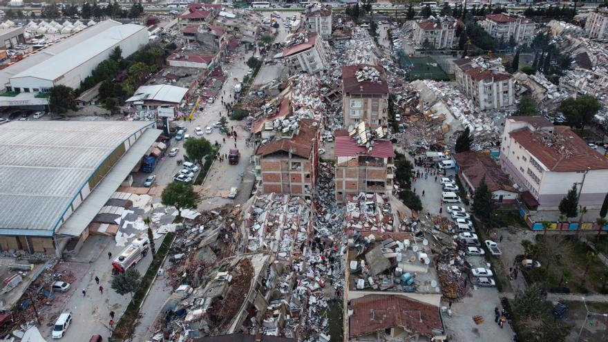 Imatge aèria dels efectes dels terratrèmols que van colpejar la frontera entre Síria i Turquia a la ciutat d'Hatay, Turquia