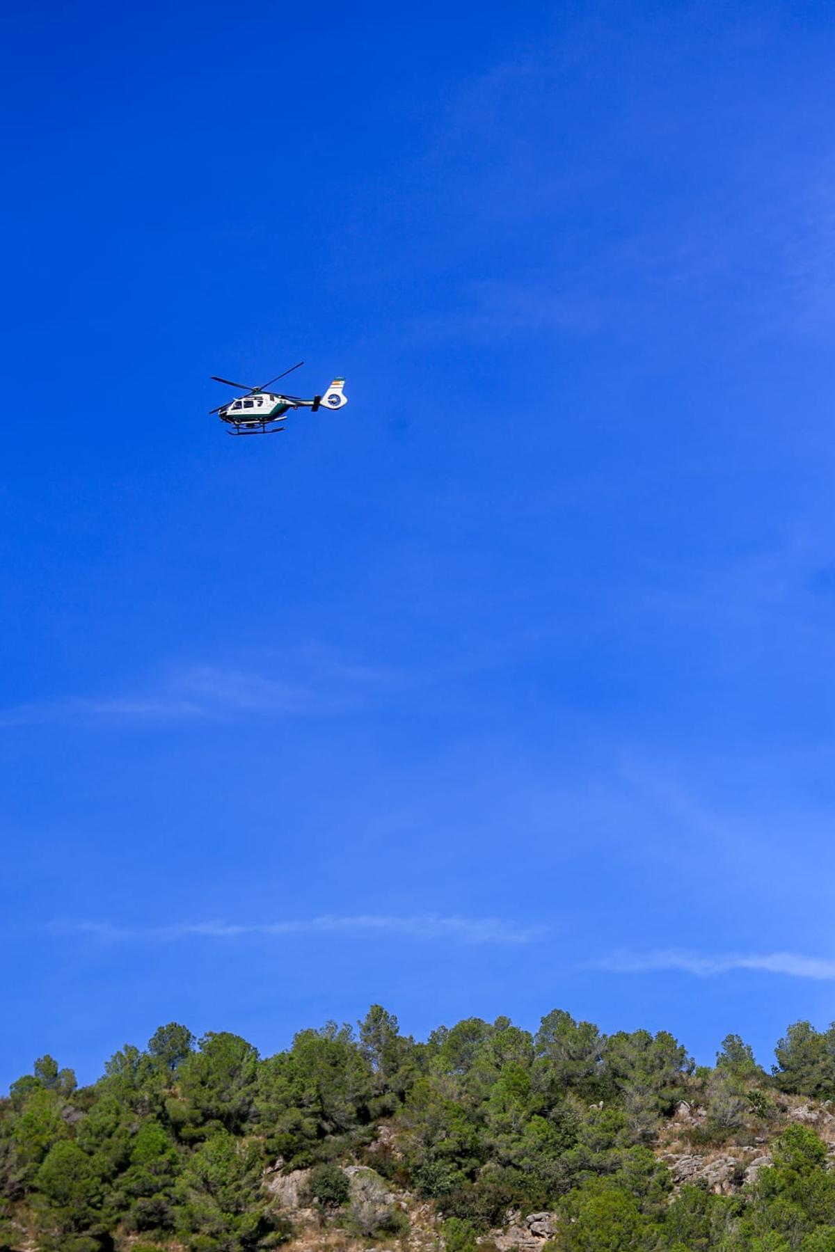 Un helicóptero rastrea desde el aire el término municipal de Favara.