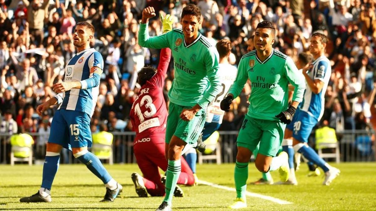 Varane celebra el primer gol del partido en el Bernabéu.