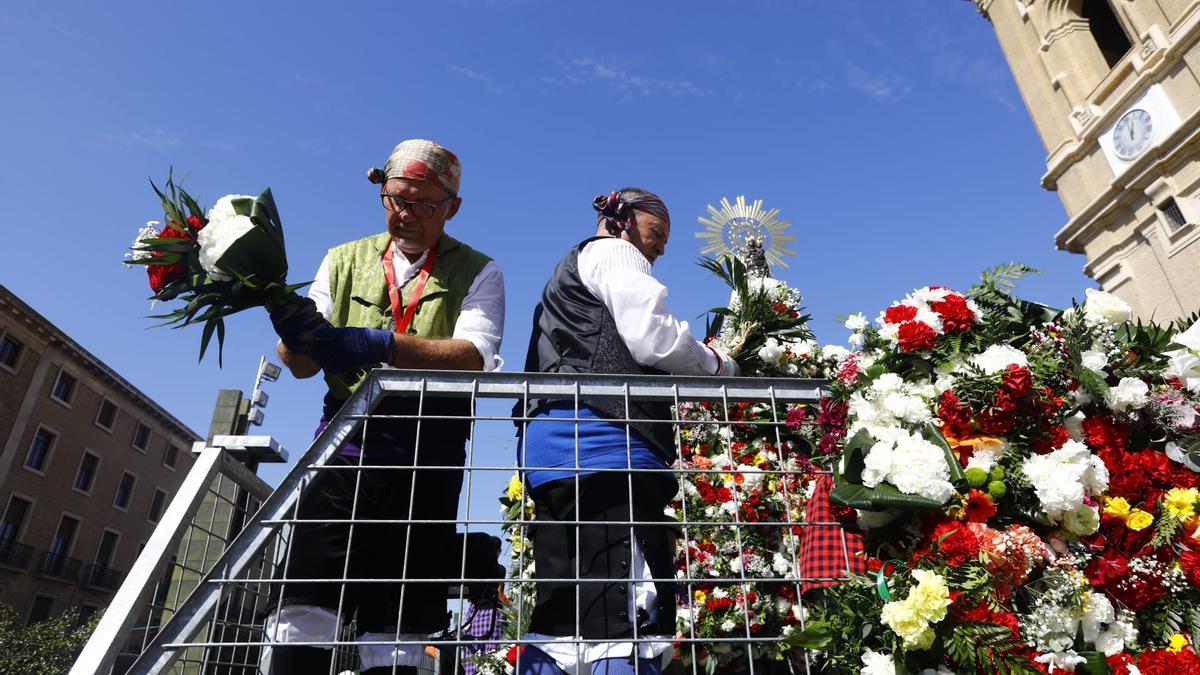 En imágenes | La Ofrenda de Flores a la Virgen del Pilar 2023 (I)