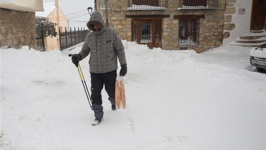 El hielo complica el día a día en el interior de Castellón