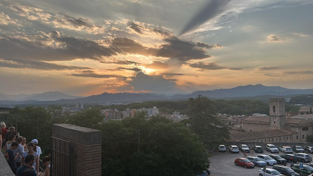 Girona veu apagar-se el Sol des de la muralla