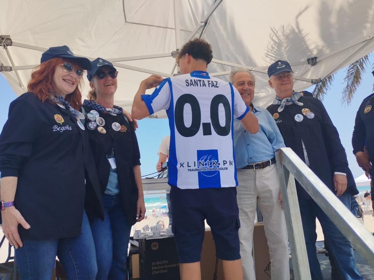 A la celebración religiosa, le seguirá la fiesta más lúdica y sin alcohol del día, la 0´0 dirigida a los jóvenes en la Playa San Juan.