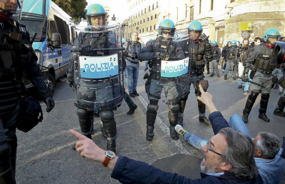 Manifestaciones a favor y en contra de la UE en Roma