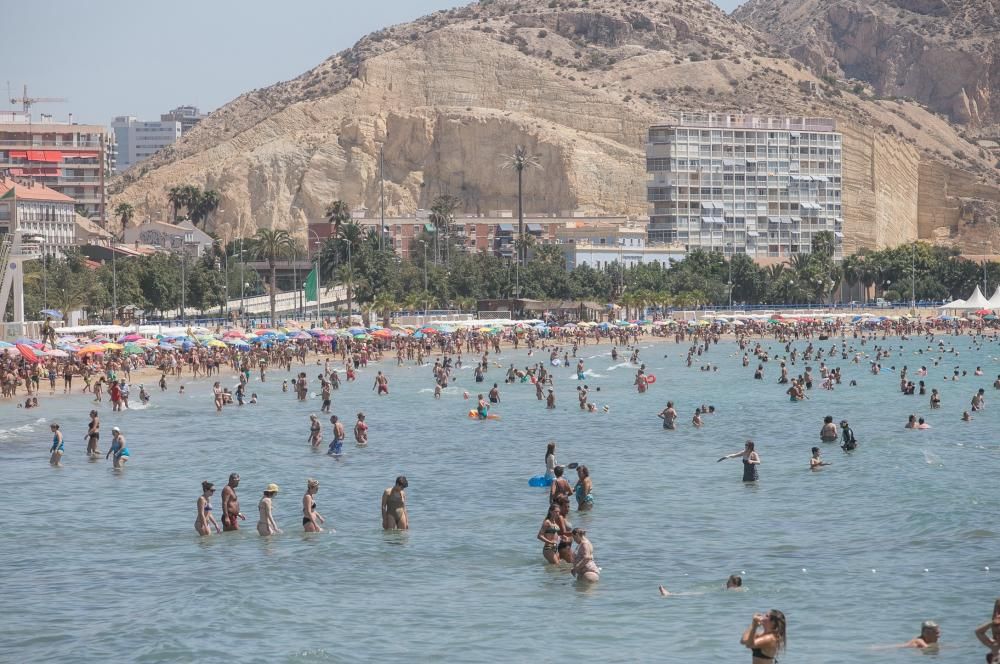 La playa del Postiguet abarrotada debido al buen tiempo