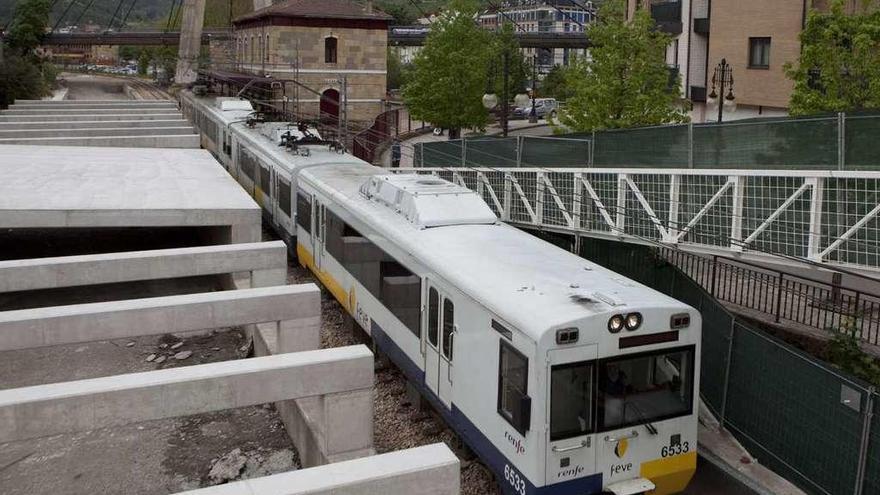 Un tren de Feve, a la altura de la estación de Sama.