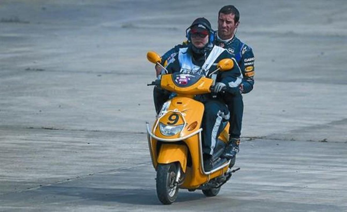 Mark Webber, que es va quedar incomprensiblement sense gasolina en la segona tanda d’entrenaments de la Xina, torna en moto al seu taller. Mark Webber, que es va quedar incomprensiblement sense gasolina en la segona tanda d’entrenaments de la Xina, torna en moto al seu taller.