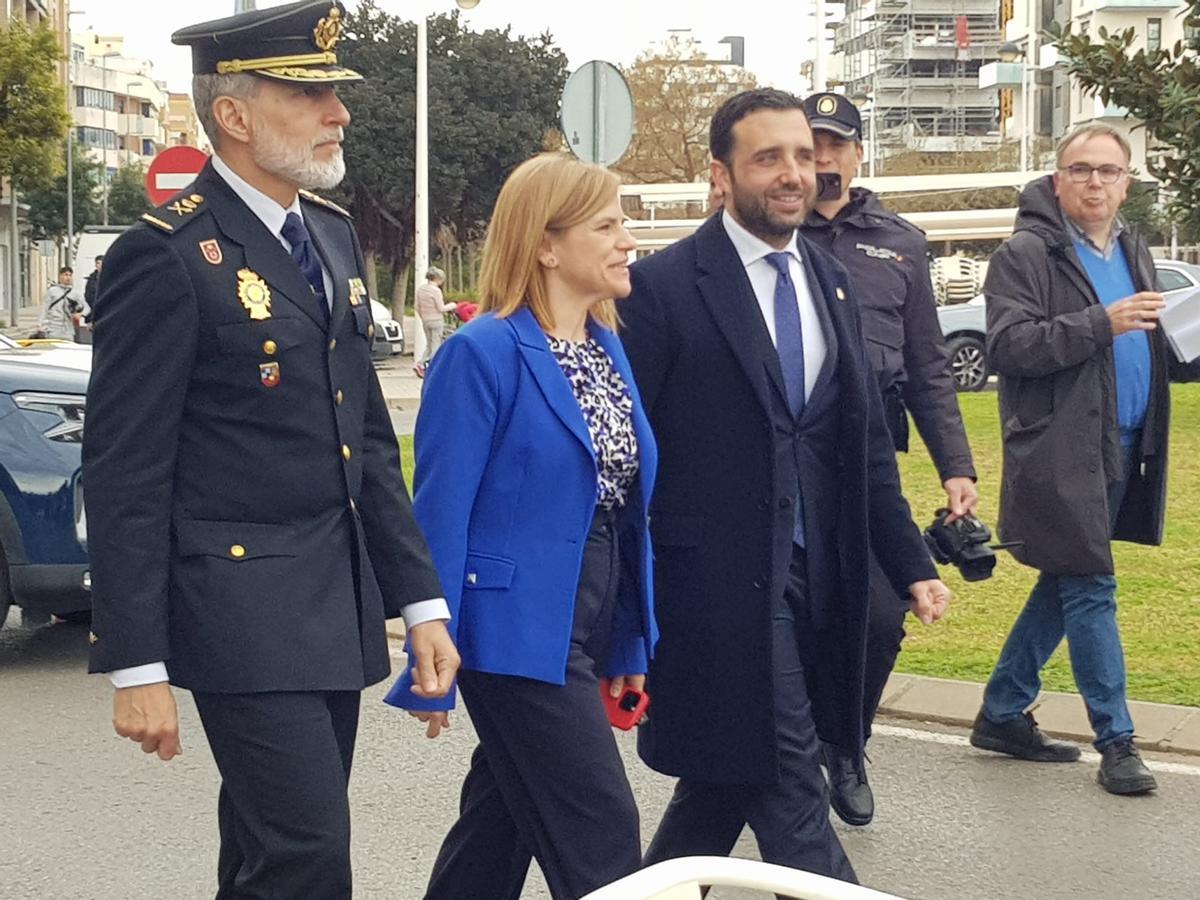 La delegada del Gobierno, entre el Jefe superior de la Policía y el alcalde.