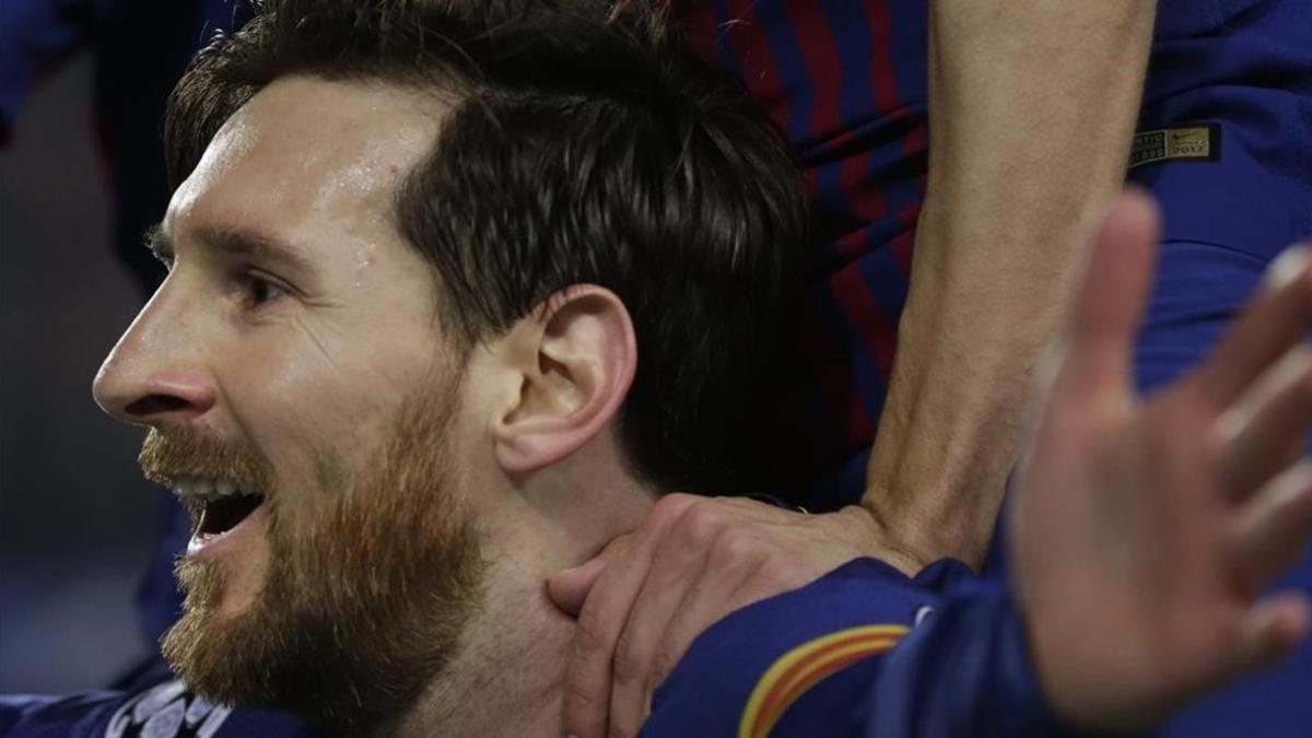 Messi celebra con el público el segundo gol al Chelsea.