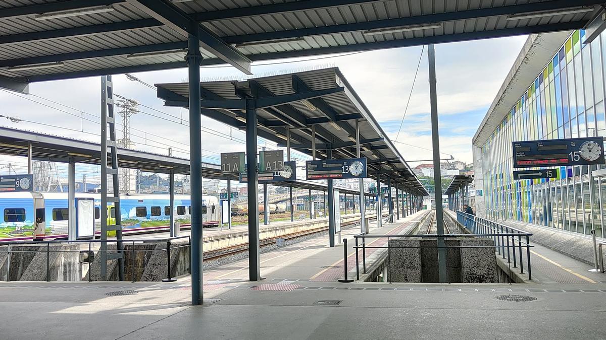 Andenes de la estación de Vigo-Guixar sin actividad esta mañana