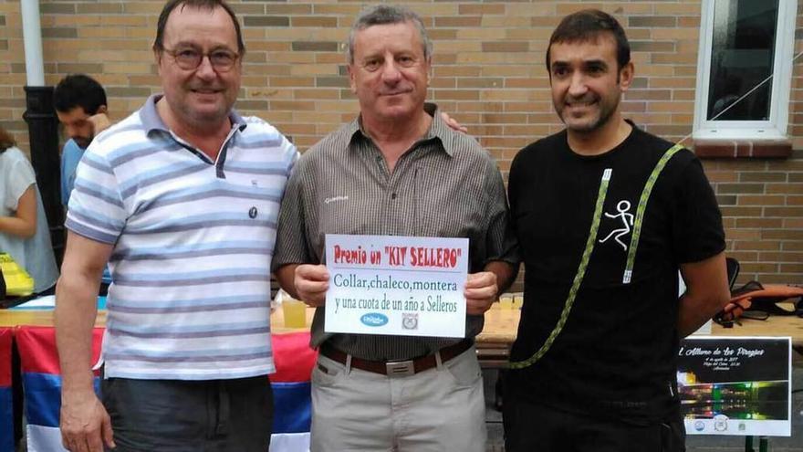 El jefe de la Policía Local de Arriondas cambia el uniforme por la montera picona del Sella