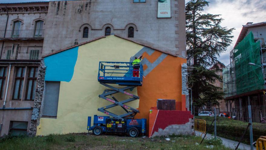 Imatge del procés de creació del mural.