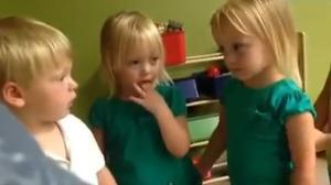 Tres nens discuteixen sobre el temps i la quantitat d’aigua caiguda del cel.