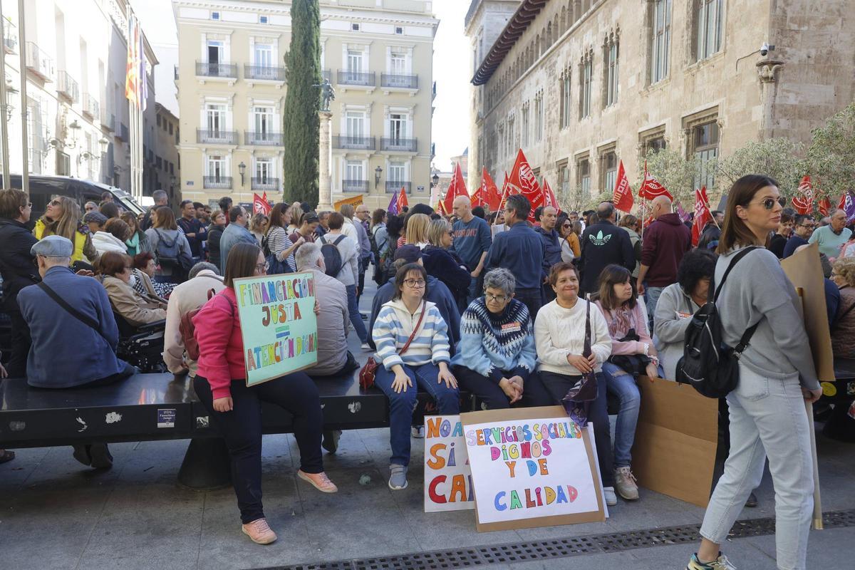 Valencia. Manifestación por los servicios sociales . Convocada por los dos sindicatos mayoritarios CCOO y UGT . Contra los recortes en política social . VLC