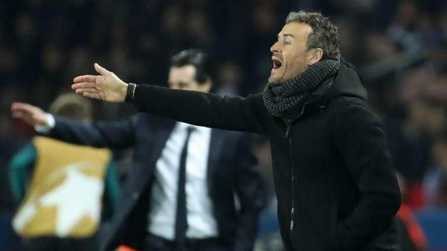 Luis Enrique da instrucciones durante el partido en París. // Efe