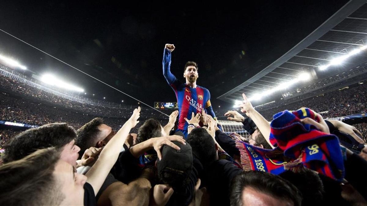 Leo Messi se eleva entre la multitud azulgrana tras el sexto gol de Sergi Roberto al PSG.