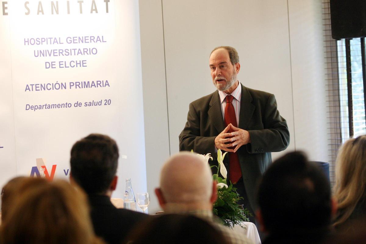 La vocación de servicio del doctor Alberto Martín Hidalgo hizo que también fuera un gran formador en las universidades públicas de Elche y Alicante