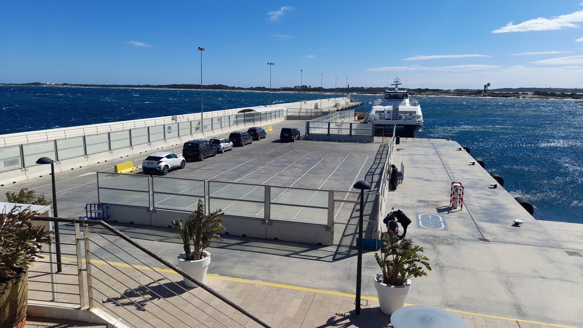 El mal tiempo ha obligado a cerrar temporalmente el puerto de la Savina, en Formentera.