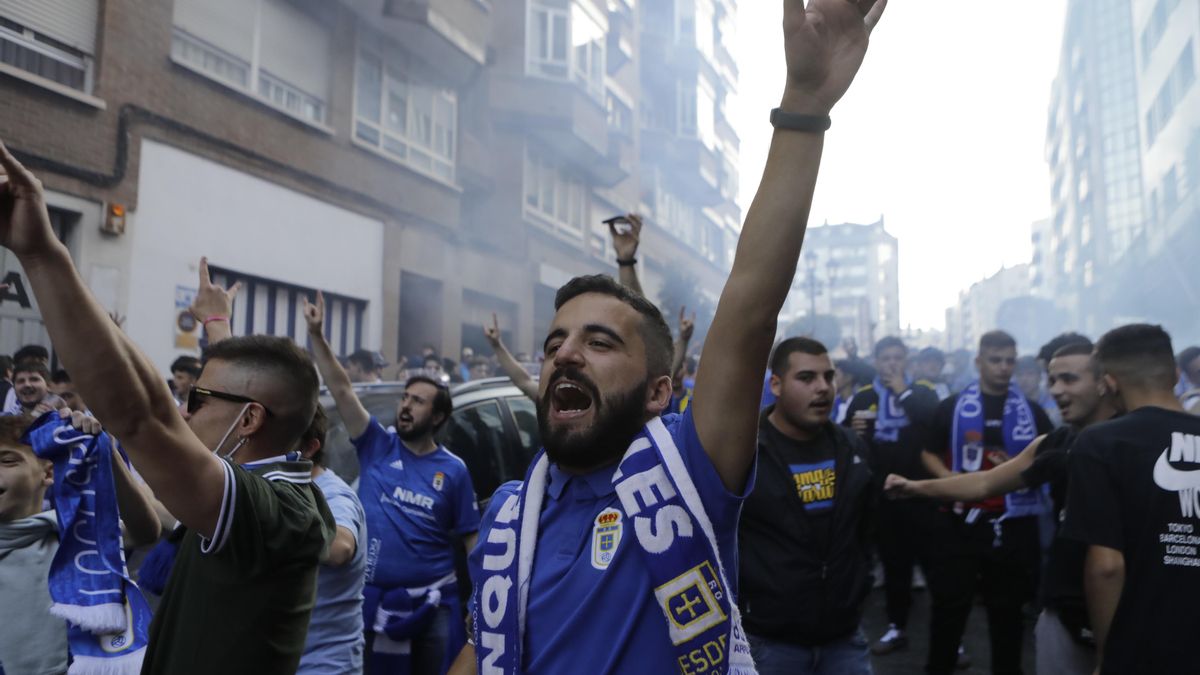 Ambiente de las aficiones en los prolegómenos del derbi