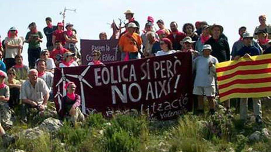 Imagen de una protesta contra los parques eólicos.
