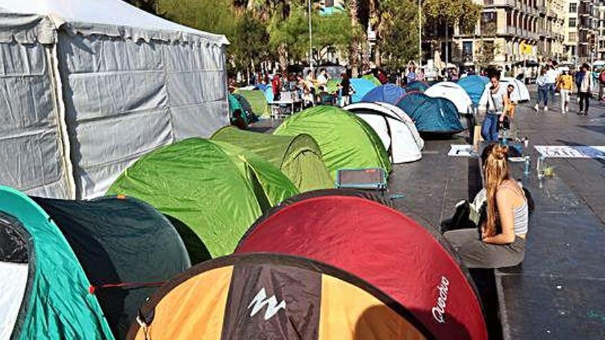 La plaça de la Universitat, ahir plena de tendes de campanya