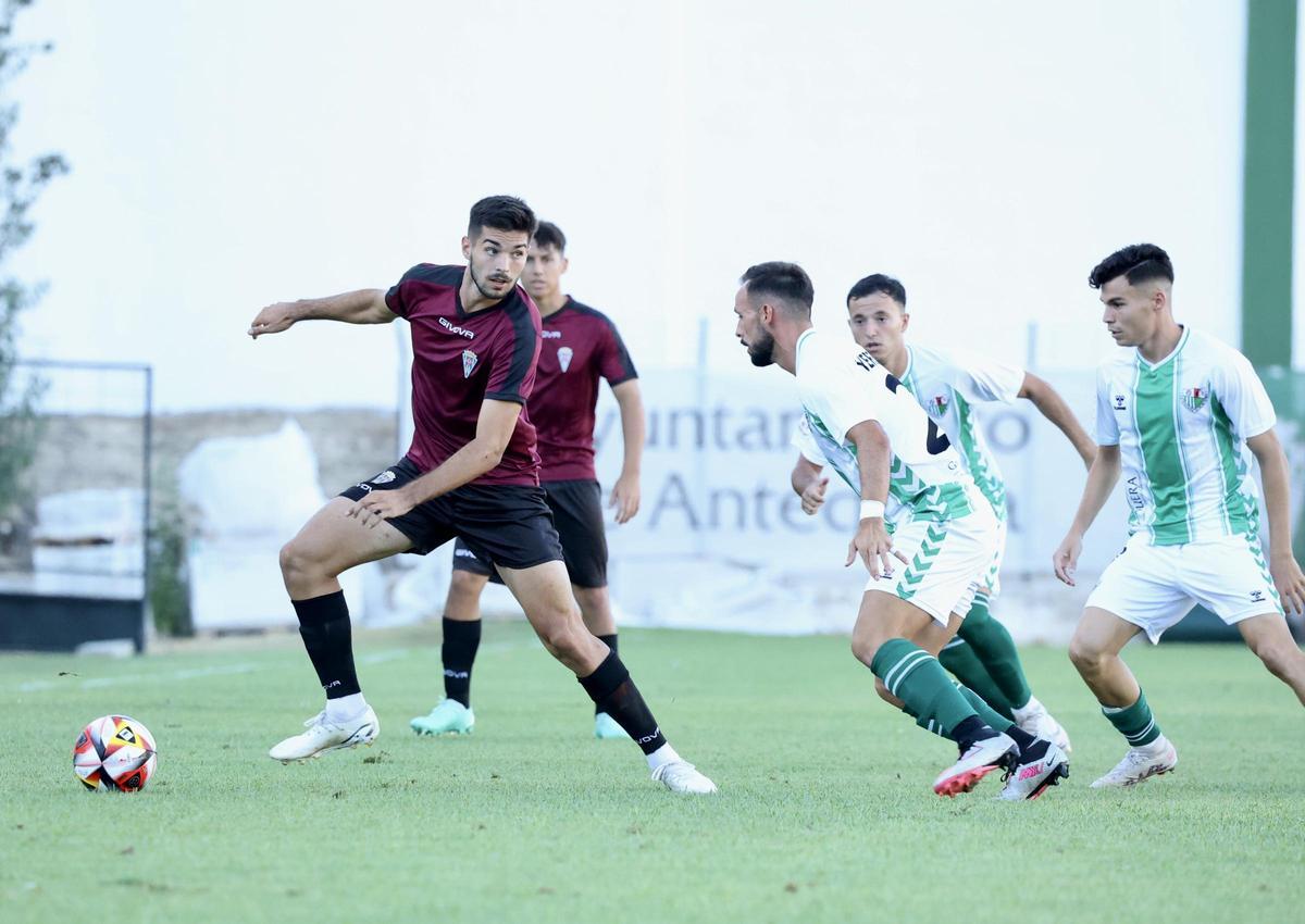 Luismi, a la derecha, en el Trofeo Ciudad del Torcal, ante el Córdoba CF, el pasado verano.