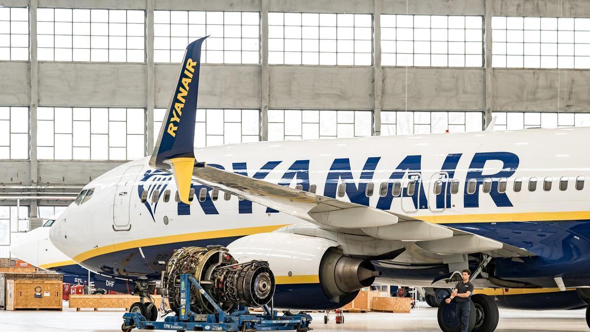 Archivo - Un motor de un avión de Ryanair durante la inauguración del nuevo hangar de mantenimiento de Ryanair, en la Zona industrial de Barajas, a 18 de marzo de 2026, en Madrid (España).