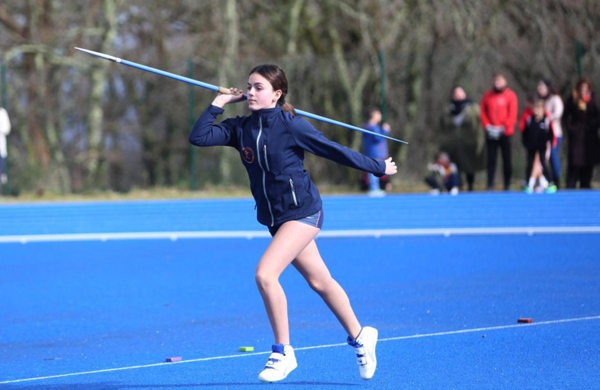 Lanzamiento de una joven atleta.  | BERNABÉ/ AMANDA CASTRO