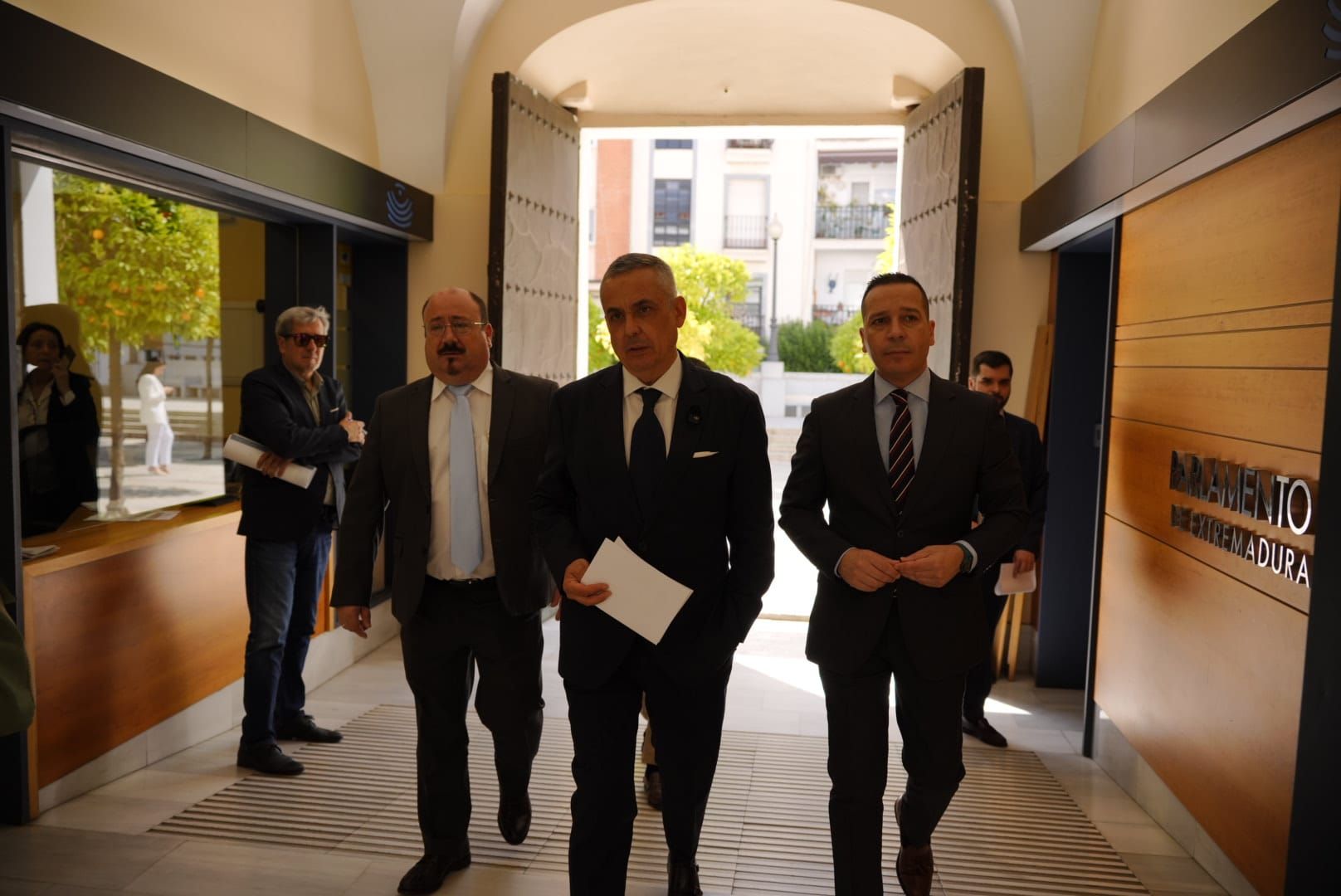 Las imágenes del pleno de la Asamblea de Extremadura en el que Gallardo ha tomado posesión como diputado