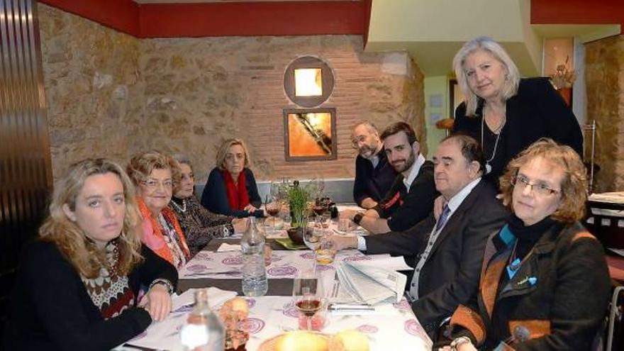 en memoria del patriarca. La viuda, los hijos y otros parientes de Valentín Masip lo recordaron, cincuenta años después de su muerte, con una misa y una comida. En la foto, de izquierda a derecha, durante el almuerzo, Aida Masip Fernández, Carmen Hidalgo junto a su cuñada Lucía Álvarez, Enma Masip Hidalgo, Jesús Piñeiro, Ramón Piñeiro Masip, Antonio Masip y Carmen Masip. De pie, Eloína Fernández. | j. r. silveira