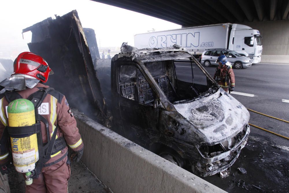 S''incendia un camió a l''AP7 a Salt i provoca cues a l''autopista