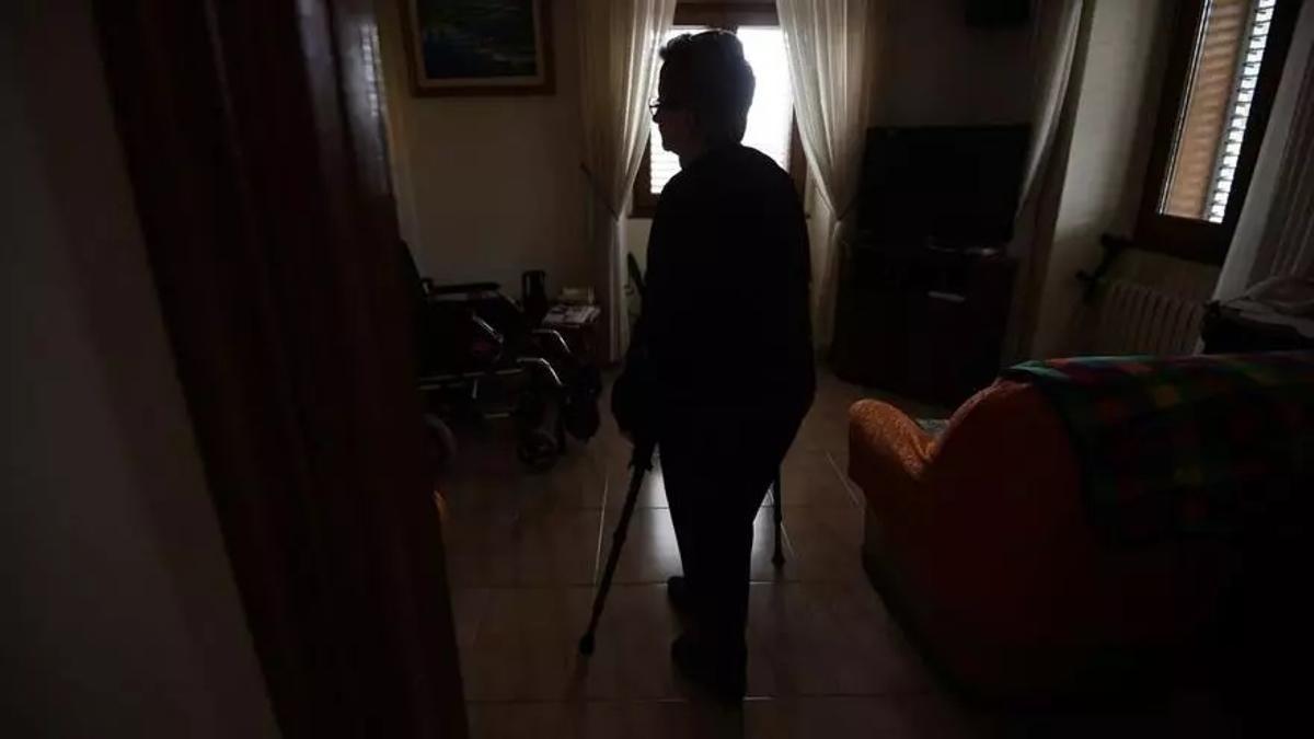 Una mujer con movilidad reducida que vive sola en la ciudad de Vigo.