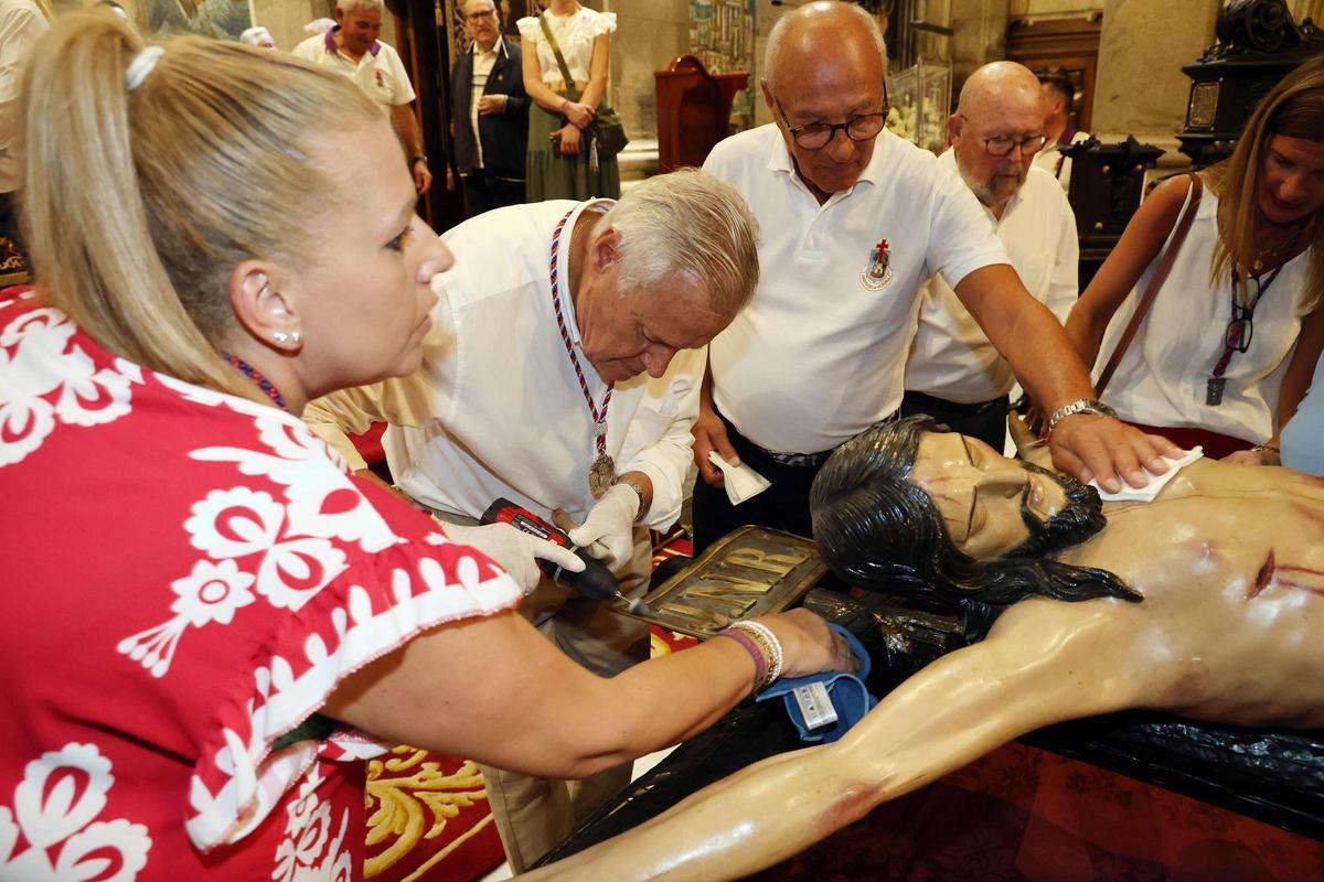 Emocionante descendimiento del Cristo de la Victoria en la Basílica Santa María de Vigo
