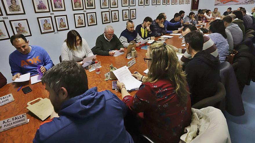 Reunión de la mesa de presidentes falleros, en una imagen de archivo antes de la pandemia. | DANIEL TORTAJADA