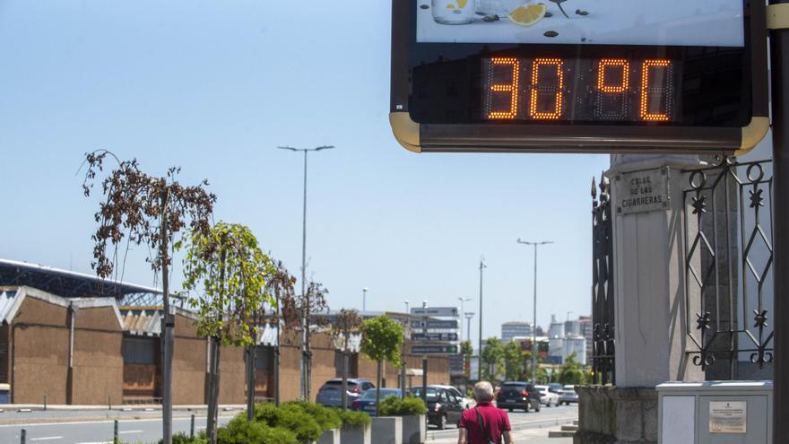 Un martes de calor anima a los coruñeses a llenar las playas urbanas